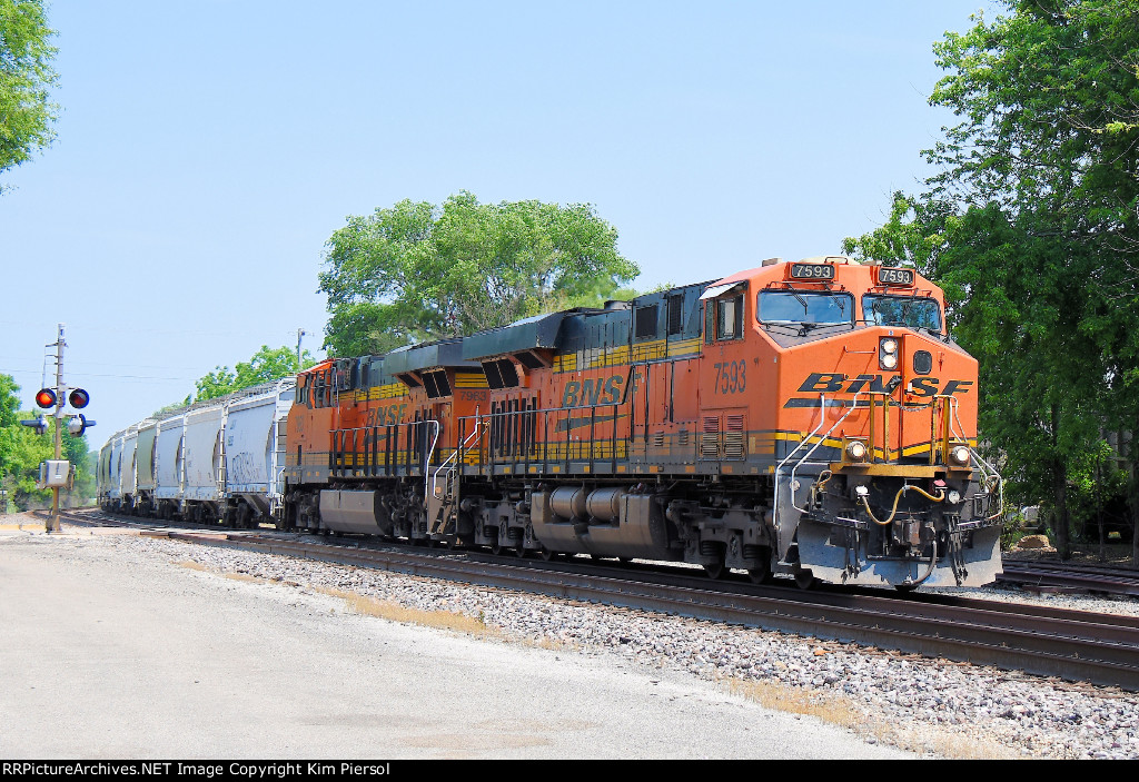 BNSF 7593 - On Siding